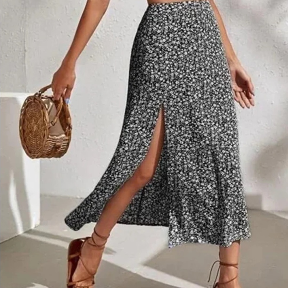 Sale🌅 Black & White Floral Slit Midi Skirt